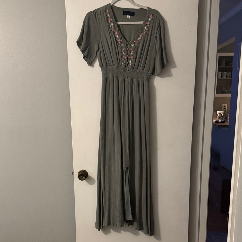 Elegant Green Maxi Dress with Floral Embroidery